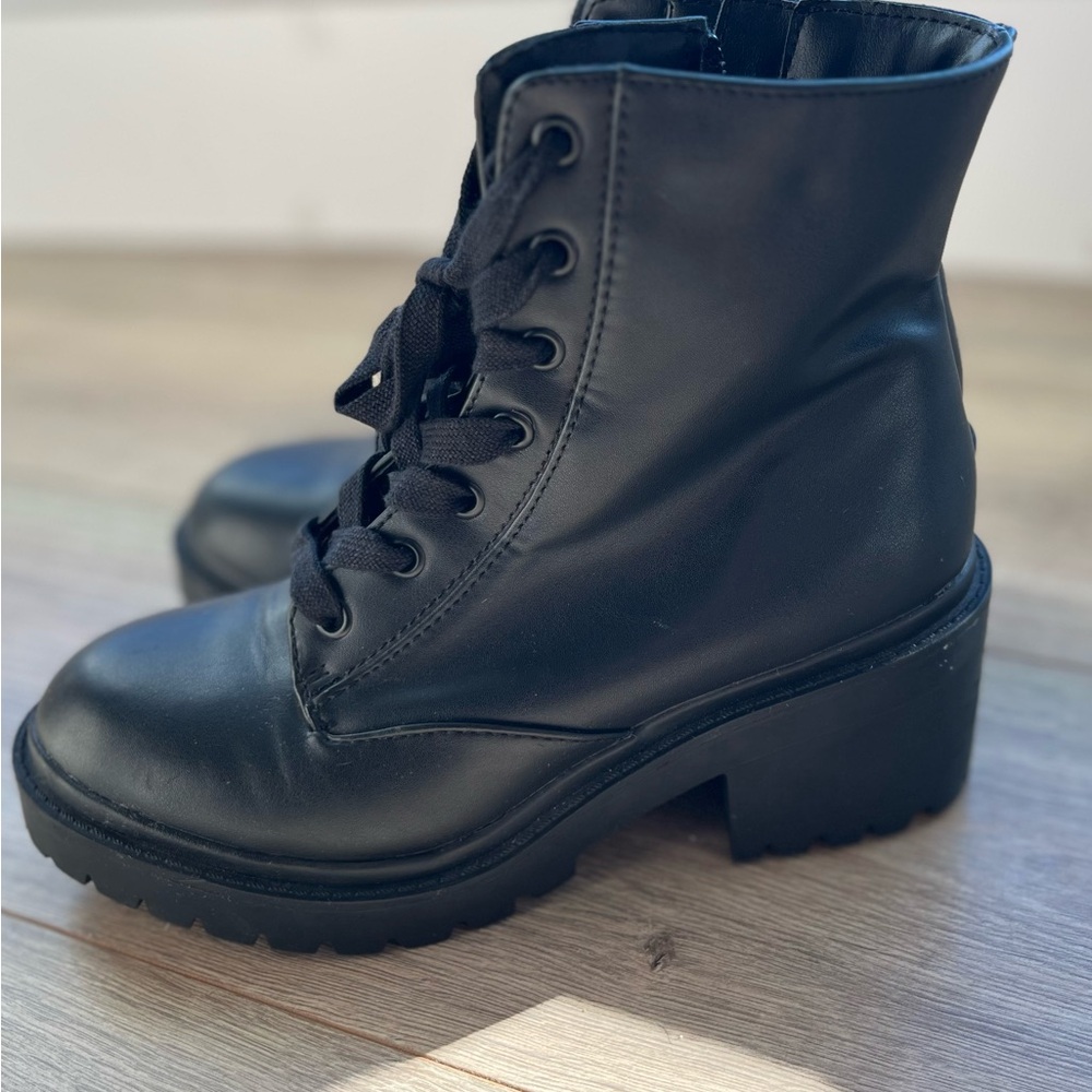 Women’s lace up combat boots size 7
